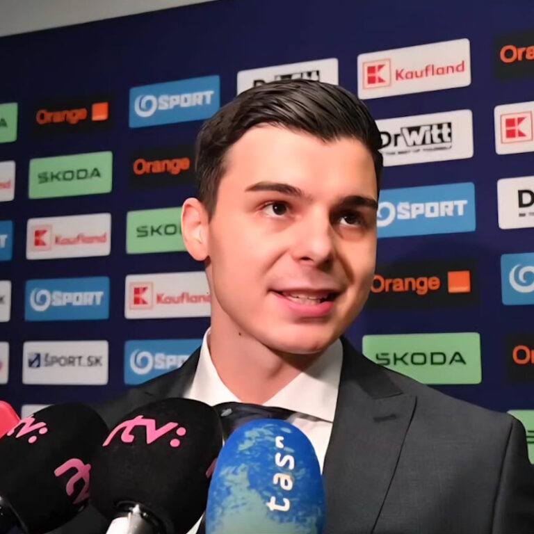 M Dendis pred mediami